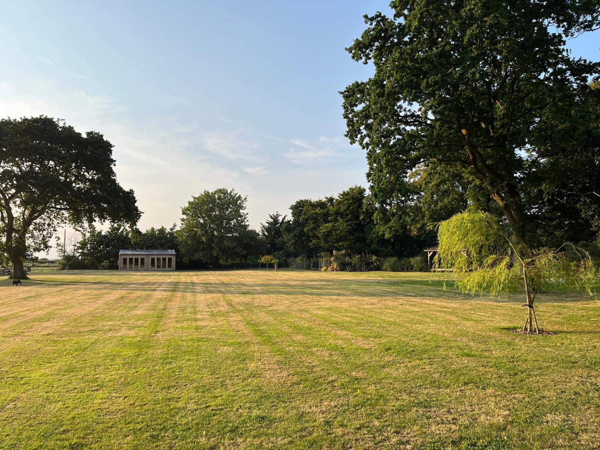 Stay At 'The Elms' In Tranquil Church Norton, Selsey - Ground Floor Bedroom, Own Private Bathroom, Quiet Beach, 2 Acre Garden By The Sea, On Edge Of Wildlife Nature Reserve Exterior foto